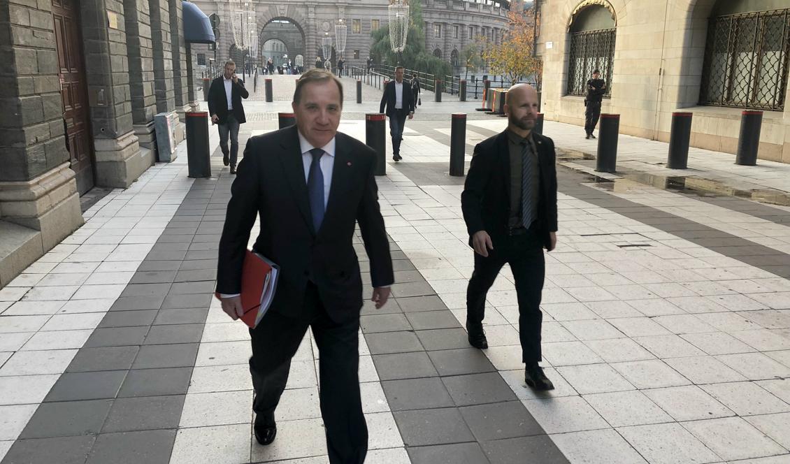 






Socialdemokraternas partiledare Stefan Löfven på väg till Rosenbad i Stockholm för att fortsätta sonderingsarbetet. Foto: Peter Wallberg/TT                                                                                                                                                                                                                                                                                                                    