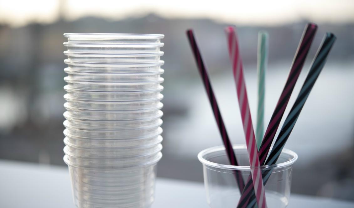 Nu fasas engångsartiklar i plast ut från Icas hyllor. Foto: Jessica Gow/TT-arkivbild