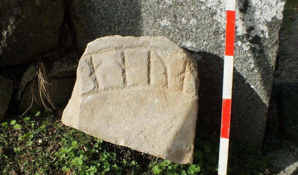 Det nyfunna runstensfragmentet från Lena kyrka. Foto: Hans Göthberg/Upplandsmuseet/TT