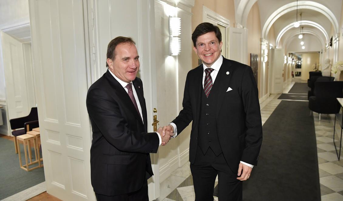 
Socialdemokraternas partiledare Stefan Löfven hälsar på talmannen Andreas Norlén vid deras möte i riksdagen. Foto: Henrik Montgomery/TT                                            