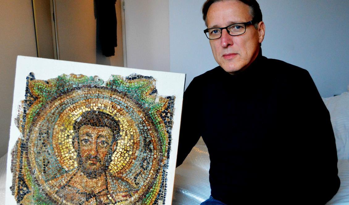 Holländske konstforskaren Arthur Brand poserar med den antika avbildningen av helgonet Markus. Foto: Jan Hennop/AFP/TT
