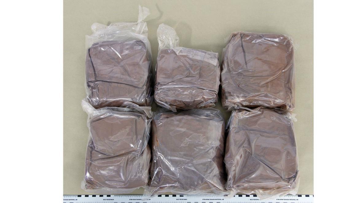 Tullen beslagtog sammanlagt 150 påsar innehållande rött pulver. Nu åtalas tre män för smugglingen. Foto: Tullverket/TT