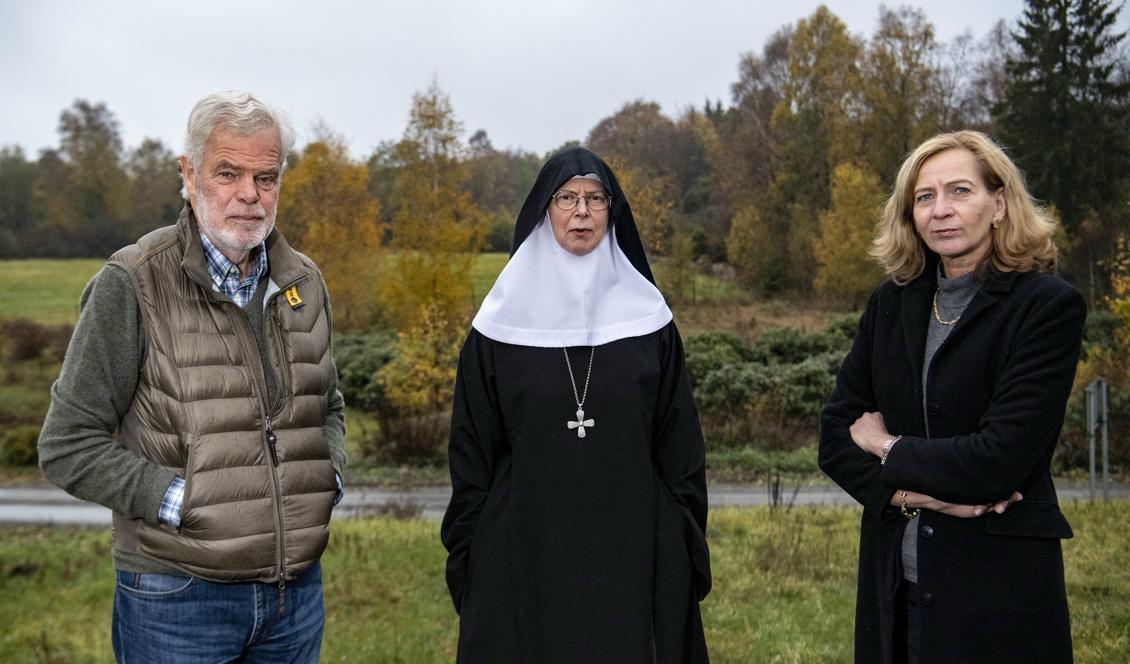 
Carl Piper, Moder Christa och Anita Ullmann vid klostret Mariavall. De är kärnan i protestgruppen Vetonu.se som engagerar sig för att stoppa mineraljakten på Österlen. Foto: Johan Nilsson/TT                                            