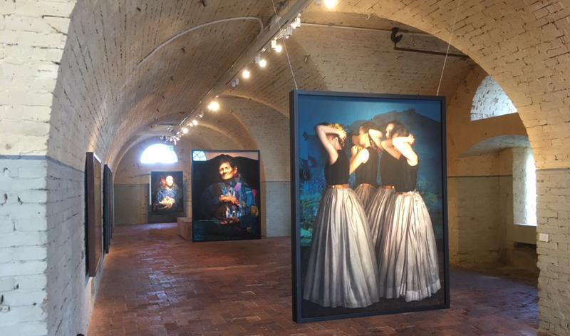 



Interiör från Strandverkets konsthall, från Cooper & Gorfers utställning "I Know Not These My Hands" i maj 2018. Foto: Susanne W Lamm                                                                                                                                                                                                