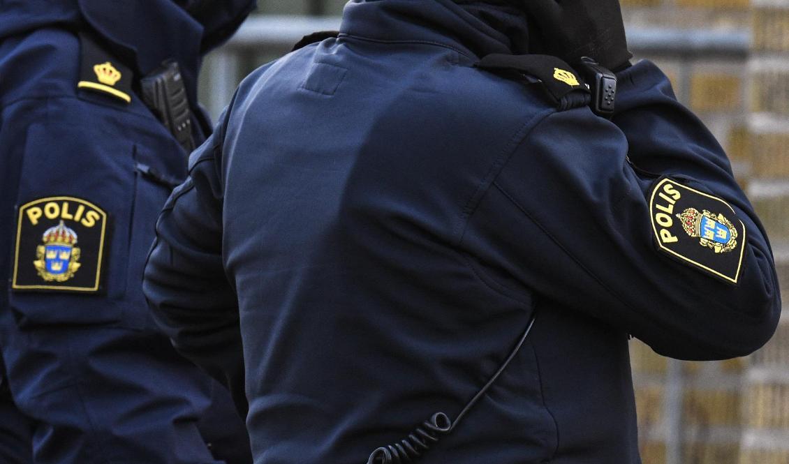 Polis är på plats för att hjälpa skolan att bedöma hotet. Foto: Johan Nilsson/TT-arkivbild