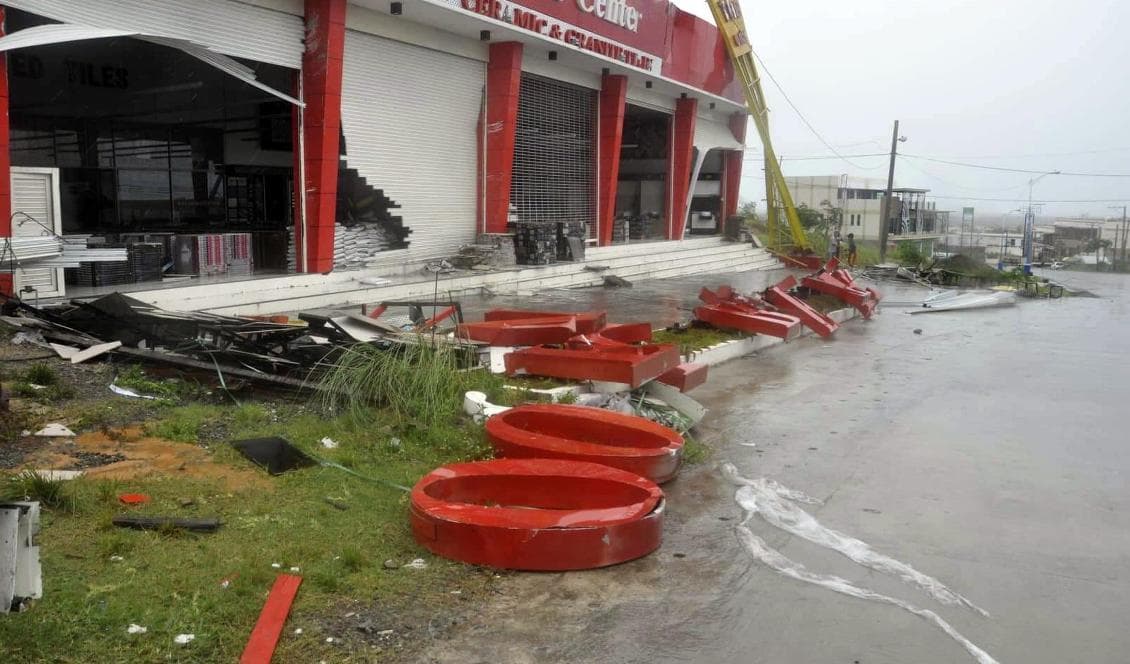 En kraftig storm har dragit in över centrala Filippinerna och orsakat stora översvämningar. På bilden förödelse efter en storm i nordöstra delen av öriket i oktober. Foto: AP/TT-arkivbild