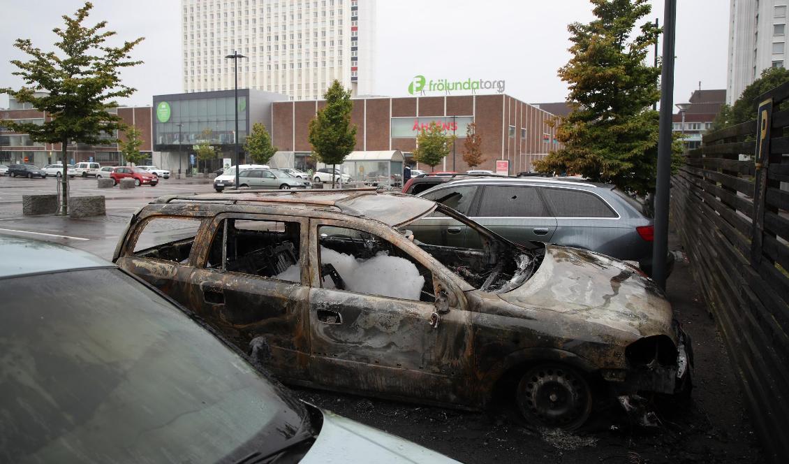 Över 60 bilar eldhärjades i västra Göteborg i kvarteren runt Frölunda Torg i mitten på augusti. Foto: Adam Ihse/TT-arkivbild