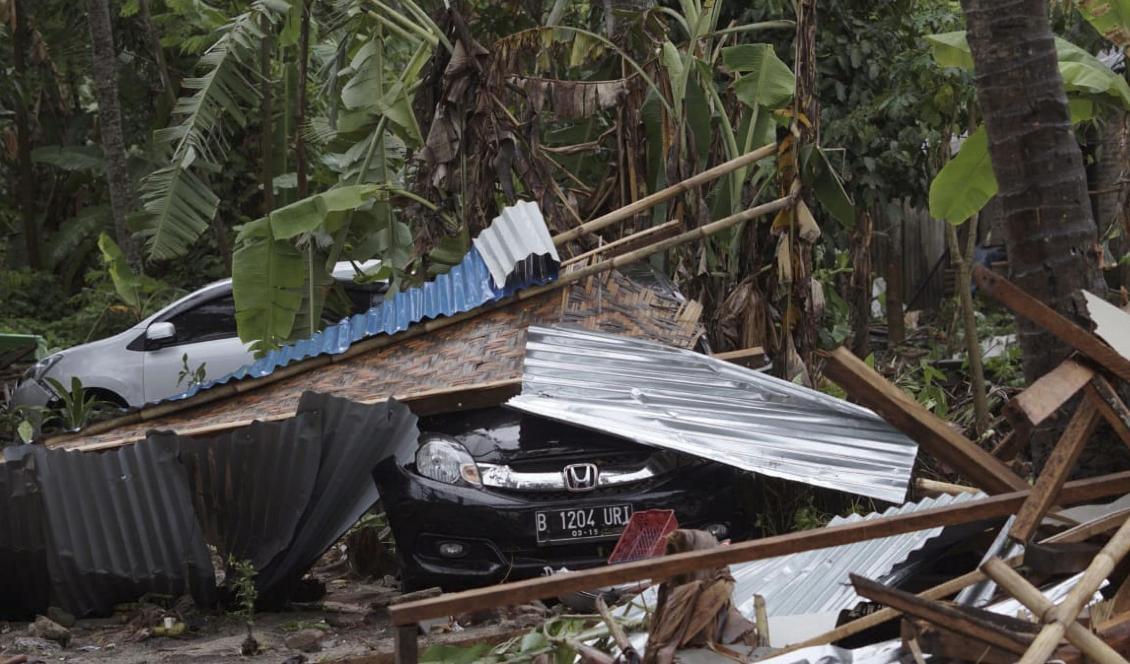 Förödelse efter att en tsunami träffade öarna Sumatra och Java i Indonesien på lördagen. Foto: Dian Triyuli Handoko/AP/TT