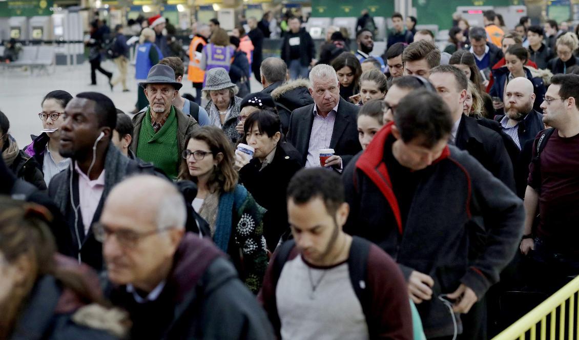 Köer på Gatwick-flygplatsen. Foto: Matt Dunham/AP/TT