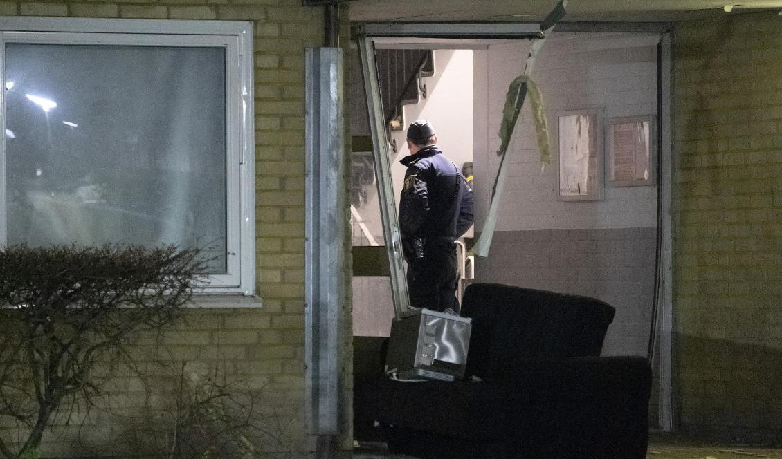 
Polis på plats efter en explosion i ett trapphus på Ramels väg i Rosengård i Malmö tidigt på måndagsmorgonen. Foto: Johan Nilsson/TT                                                