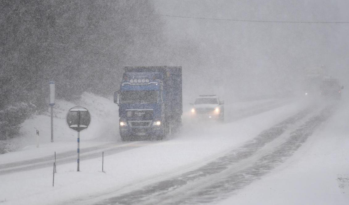 Väglaget kan bli besvärligt för dem som tänker ge sig ut i trafiken i nyårshelgen. Foto: Fredrik Sandberg/TT-arkivbild