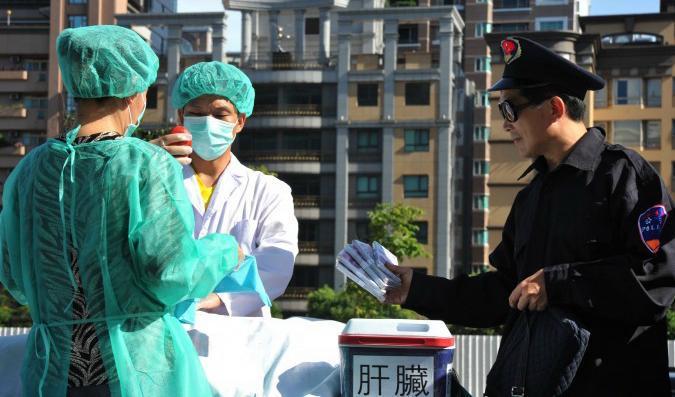 
En dramatisering av organstölder i Kina under en protestaktion. Foto: Epoch Times. Arkivbild.                                                