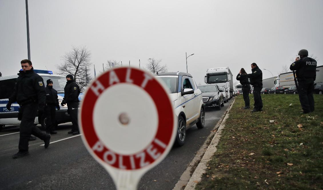 
Poliskontroller vid fransk-tyska gränsen efter dådet i Strasbourg. Foto: Christophe Ena/AP/TT                                                