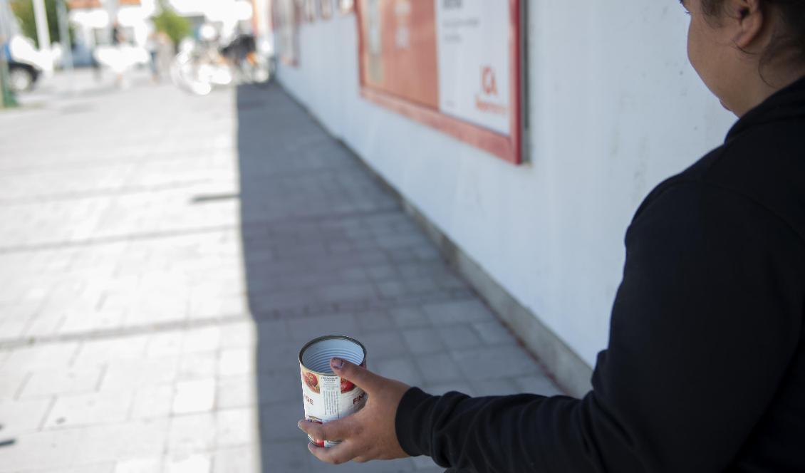 

Nittonåriga Iasmina utanför en butik i Vellinge kommun augusti 2017. Foto: Björn Lindgren/TT-arkivbild                                                                                                
