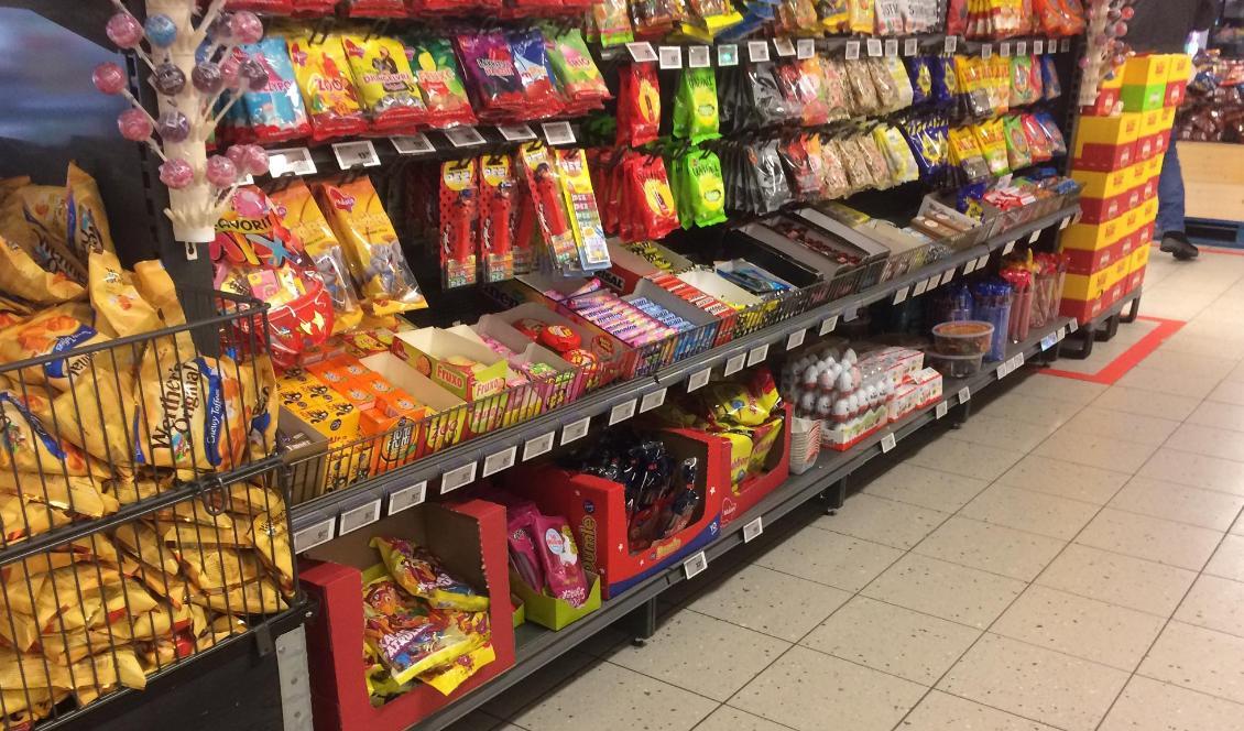 
Ungdomar kastade in en kraftfull smällare i entrén på en ICA-butik i Katrineholm. Foto: Tony Lingefors/Epoch Times-arkivbild                                                
