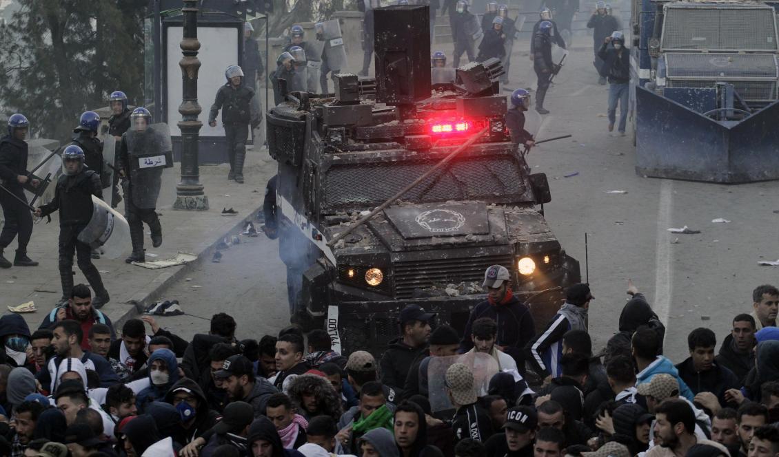 Många människor skadades när tiotusentals algerier demonstrerade mot att president Abdelaziz Bouteflika ställer upp för en femte mandatperiod. Foto: Toufik Doudou/AP/TT