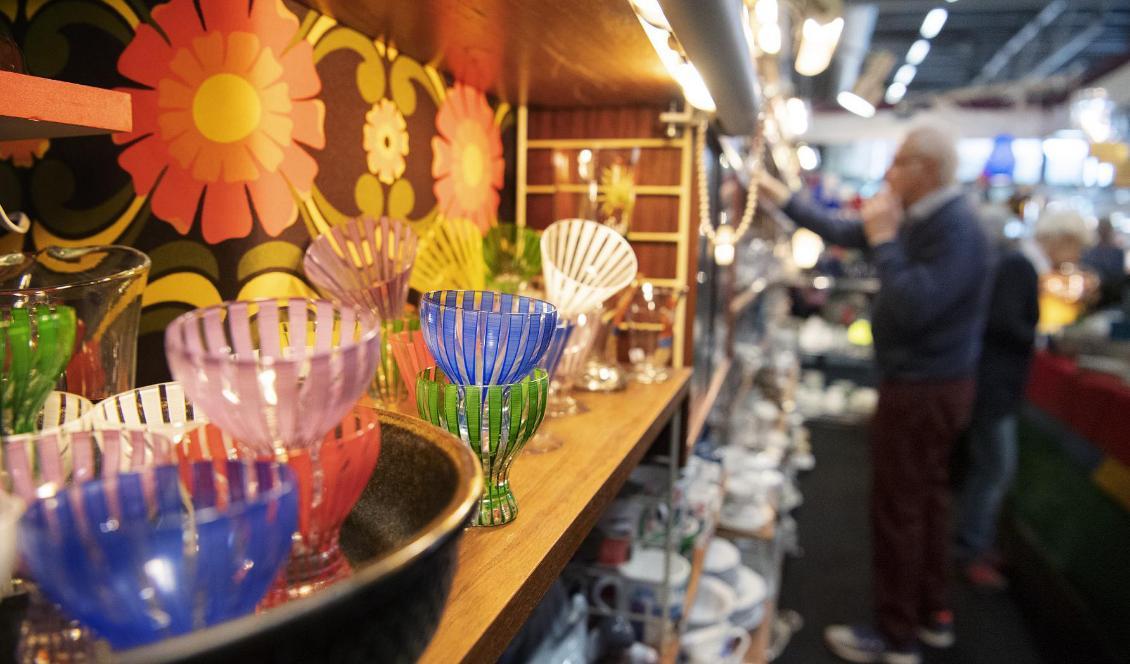 
Glasen i Striktserien från Johansfors glasbruk som tillkom 1952 är populära på Antikmässan på Stockholmsmässan. Foto: Jessica Gow/TT                                                