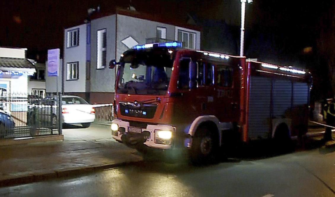 Räddningstjänsten utanför anläggningen där flickorna omkom. Foto: TVN New/AP/TT