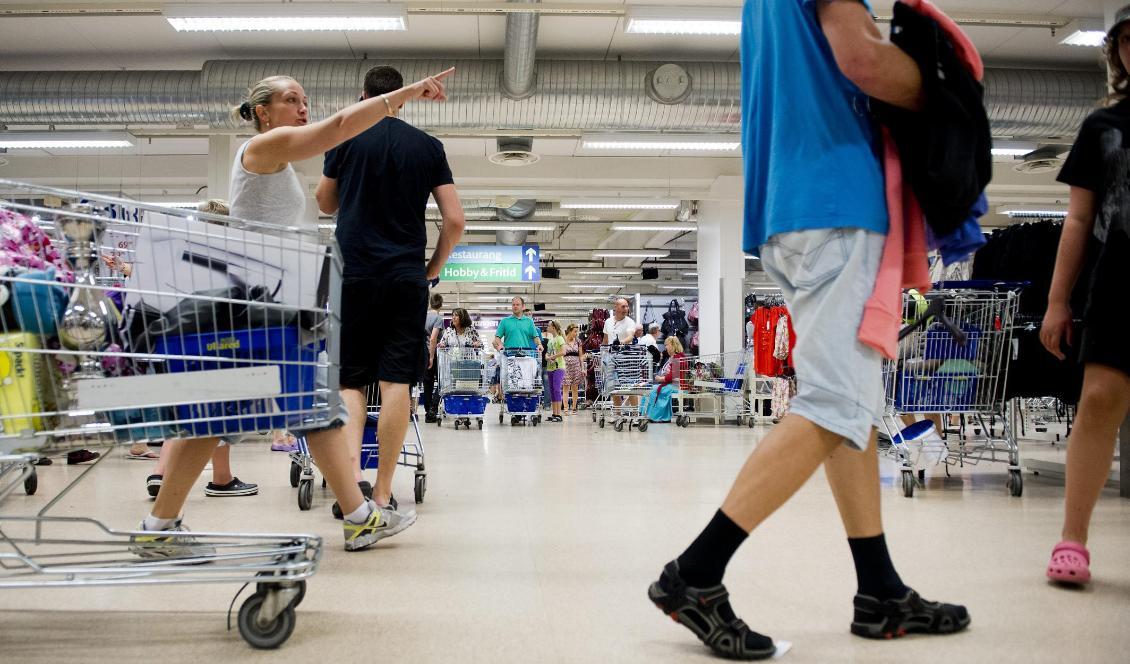 


Shoppande besökare på Gekås. Foto: Adam Ihse/TT-arkivbild                                                                                                                                                