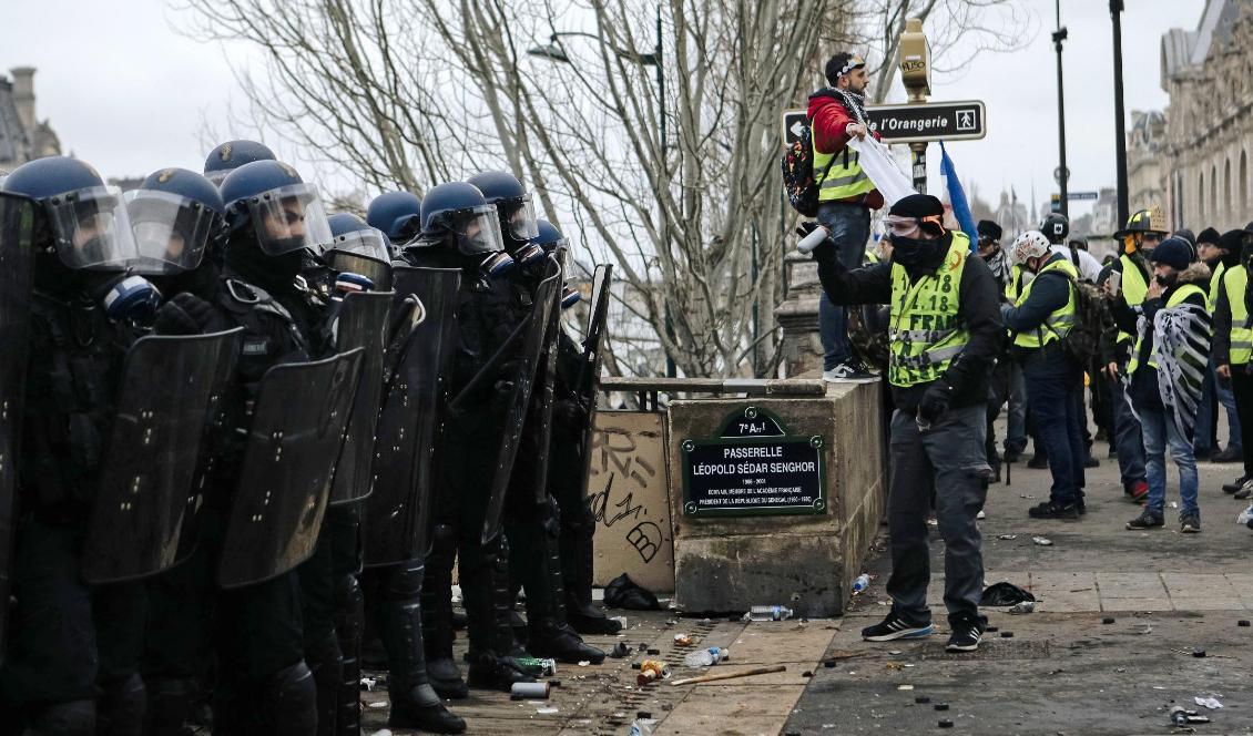 De franska Gula västarna har på intet sätt slutat att protestera mot president Emmanuel Macron och hans politik. Foto: Kamil Zihnioglu/AP/TT