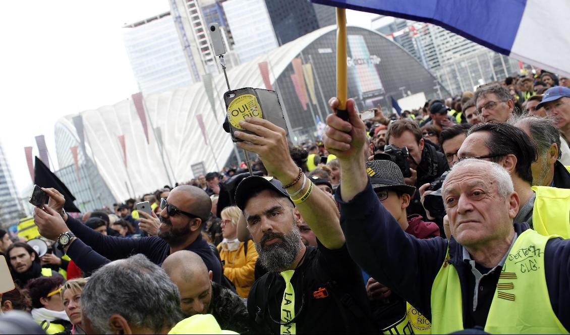Proteströrelsen Gula västarna demonstrerade återigen i franska städer. Foto: Rafael Yaghobzadeh/AP/TT