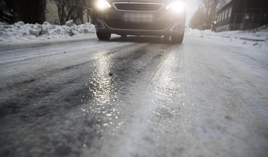 Trafikverket uppmanar bilister att ta det lugnt och hålla avstånden i halkan. Foto: Terje Pedersen/TT