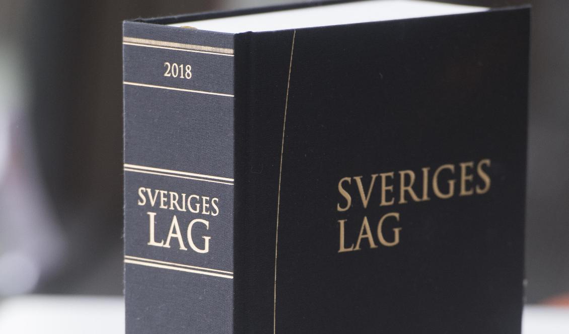 Två män från Västsverige drog ett spännband runt halsen på en hund och kvävde den till döds. Nu åtalas de för djurplågeri. Foto: Fredrik Sandberg/TT-arkivbild