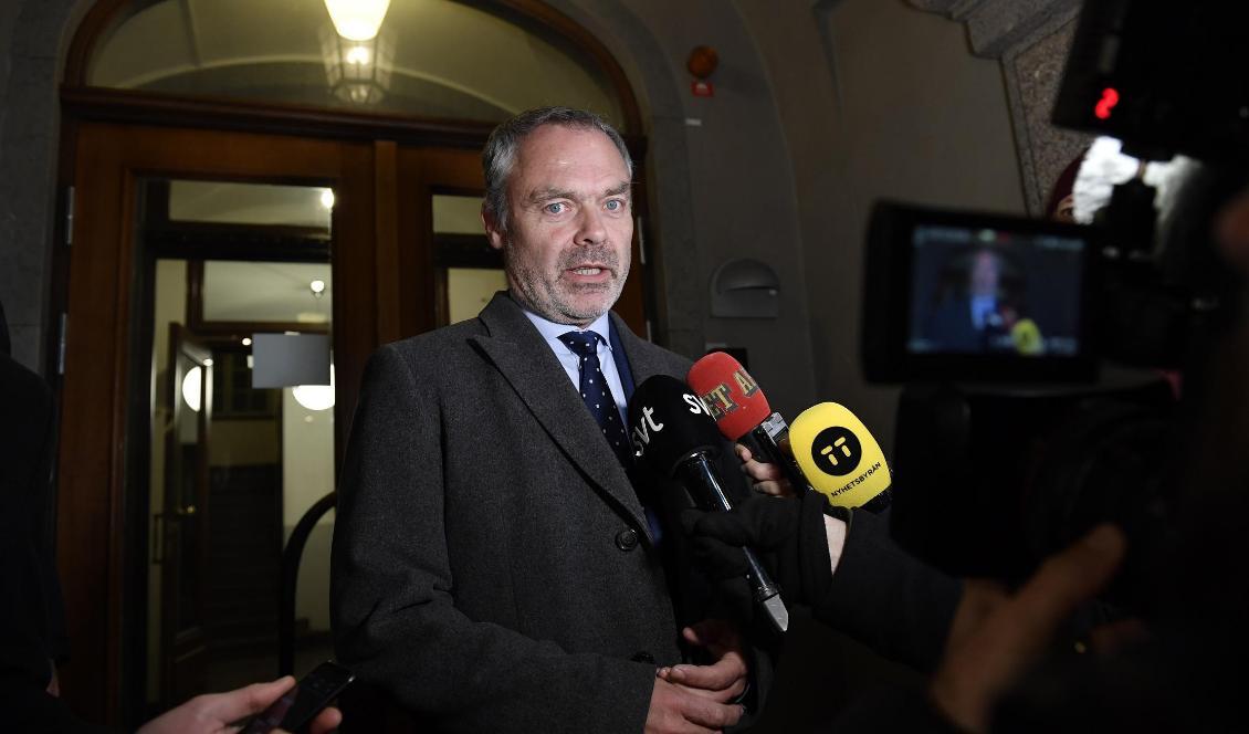 Liberalernas partiledare Jan Björklund svarar på journalisters frågor efter möten i Liberalernas partistyrelse och riksdagsgrupp. Foto: Stina Stjernkvist/TT