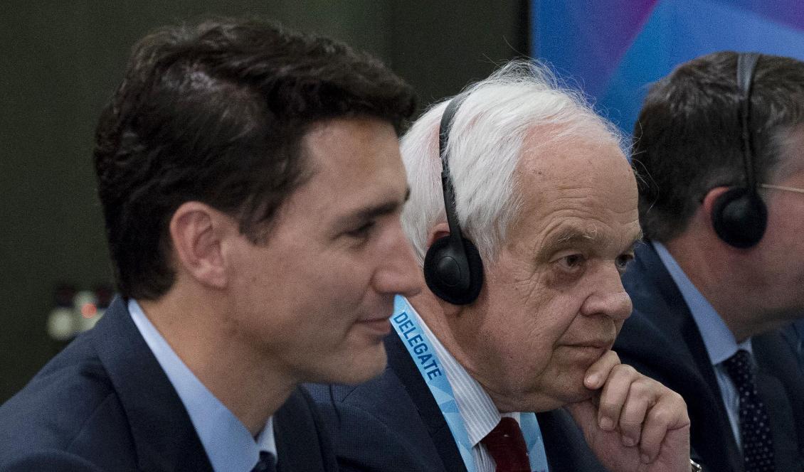 Kanadas premiärminister Justin Trudeau tillsammans med Kinaambassadören John McCallum vid ett möte i november. Foto: Adrian Wyld/AP/TT-arkivbild