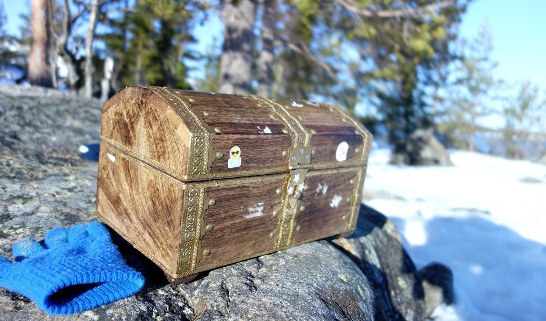 


Nödvändigheterna för scout-äventyret packas förstås lämpligast i skattkistan. Foto: Eva Sagerfors                                                                                                                                                