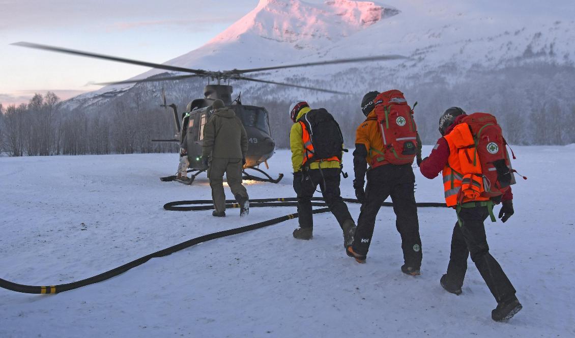 Över 20 personer jobbar med att hitta de omkomna i Tamokdalen. Foto: Rune Stoltz Bertinussen/NTB/TT
