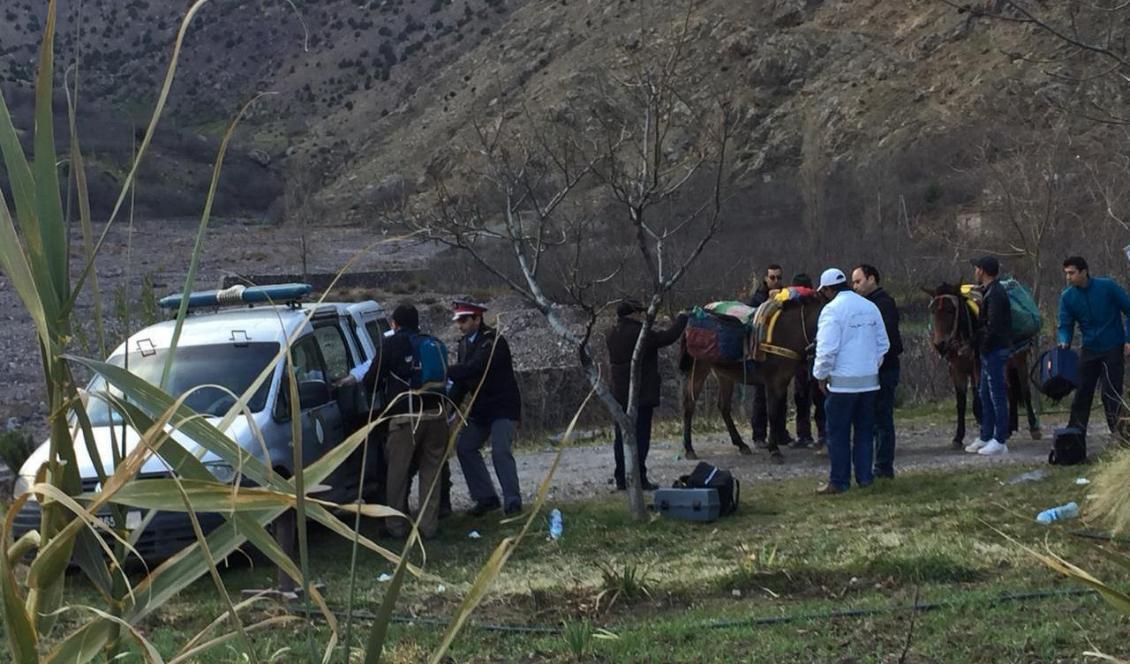Myndighetspersonal i området där de två skandinaviska kvinnorna hittades döda. Foto: 2M via AP/TT-arkivbild