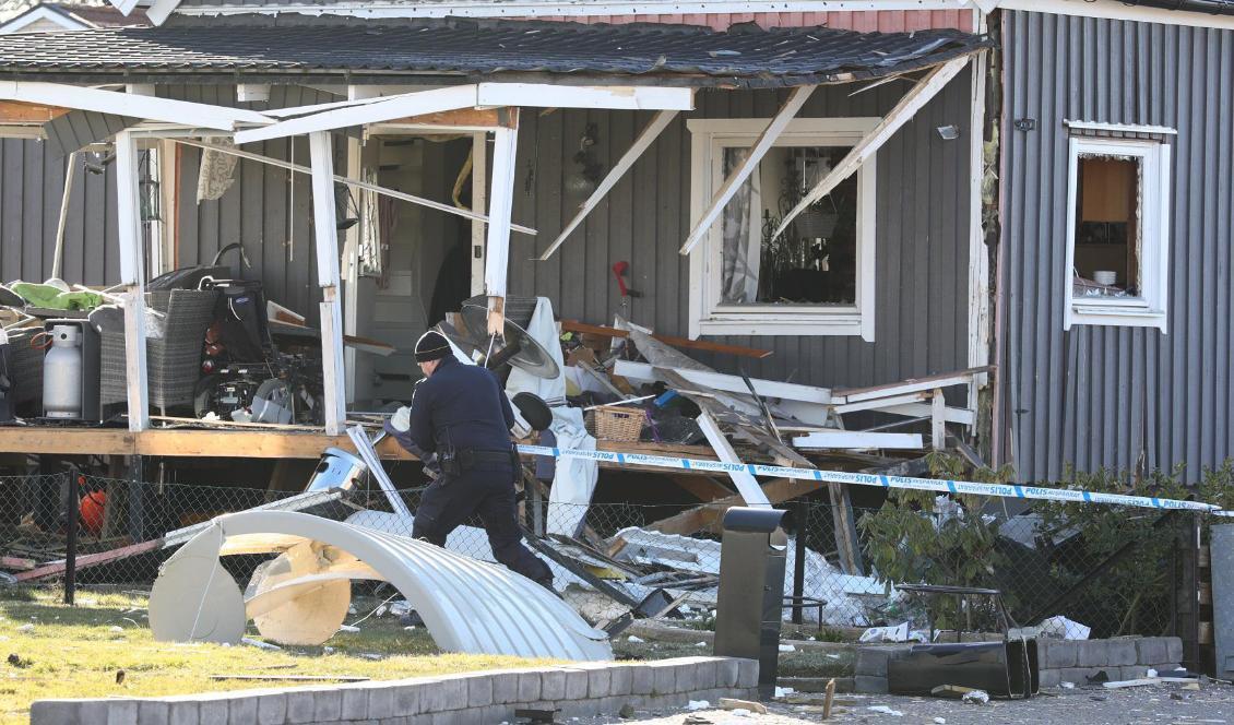 En altan totalförstördes i en kraftig explosion i ett villaområde i Motala sent på söndagskvällen. Foto: Jeppe Gustafsson/TT