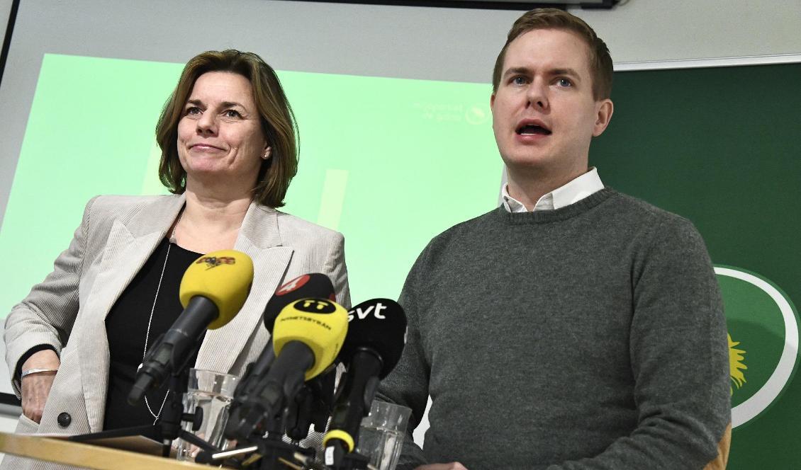 Miljöpartiets språkrör Isabella Lövin och Gustav Fridolin under pressträffen i samband med partistyrelsens möte i dag. Foto: Claudio Bresciani/TT