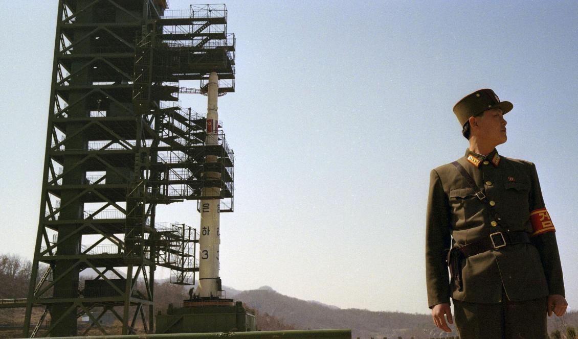 
En nordkoreansk soldat vaktar robotbasen Tongchang-ri. Foto: David Guttenfelder/AP/TT-arkivbild                                                