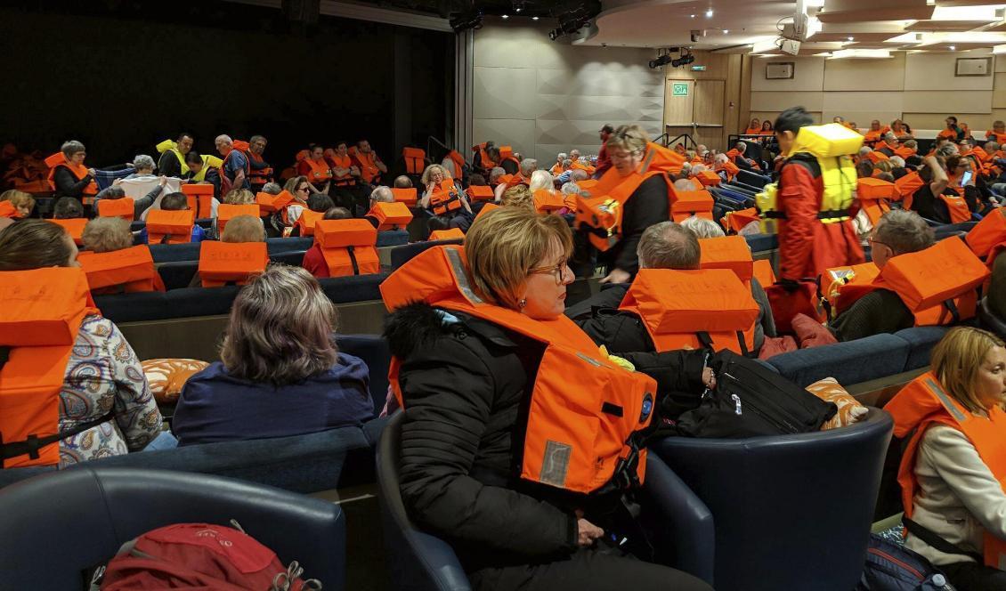 Passagerare ombord på fartyget under gårdagen. Foto: Michal Stewart/AP/TT