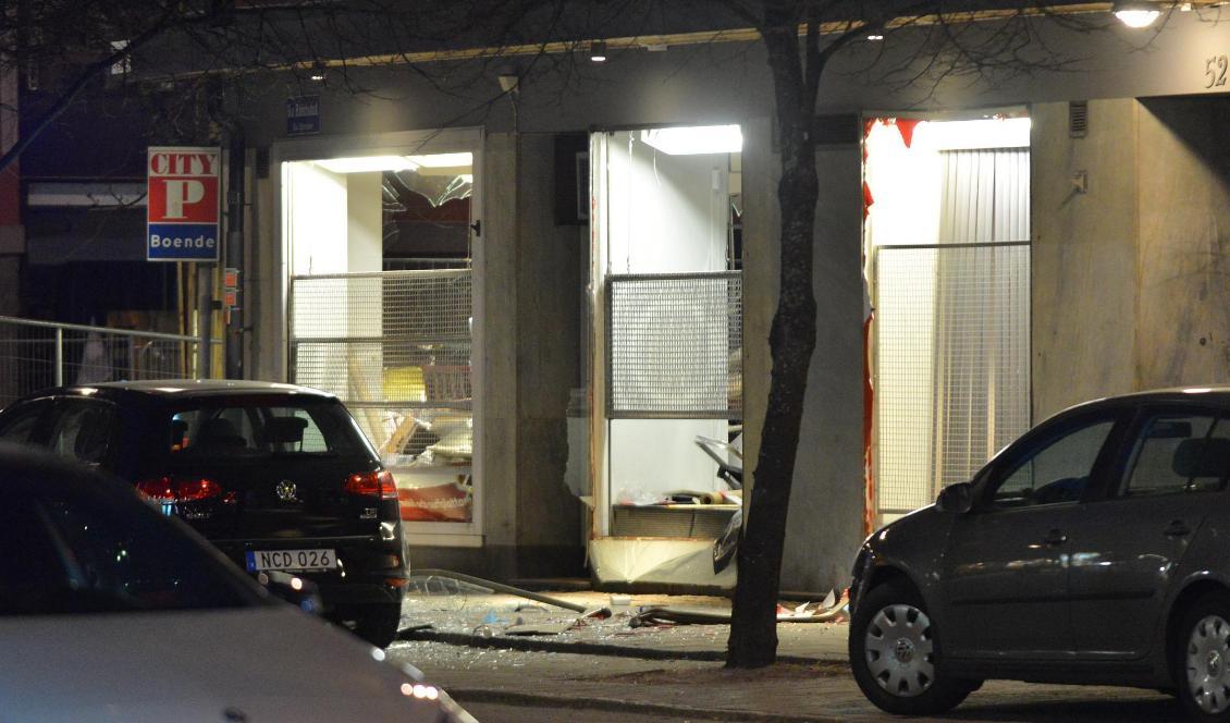 
Någonting har exploderat vid en butik i centrala Norrköping. Foto: Niklas Luks/TT                                                