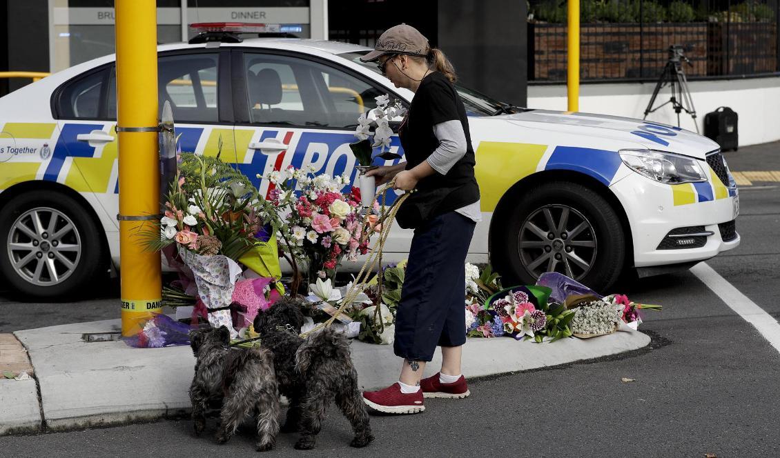 Blommor placeras ut nära en av moskéerna i Christchurch. Foto: Mark Baker/AP/TT