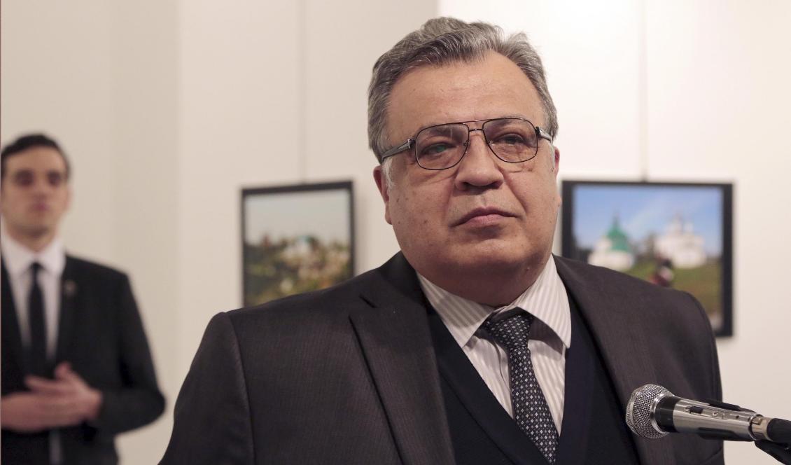 Rysslands dåvarande ambassadör i Turkiet, Andrej Karlov, talade vid en fotoutställning i Turkiets huvudstad innan han sköts ihjäl av mannen som skymtar bakom honom på bilden. Foto: Burhan Ozbilici/TT-arkivbild