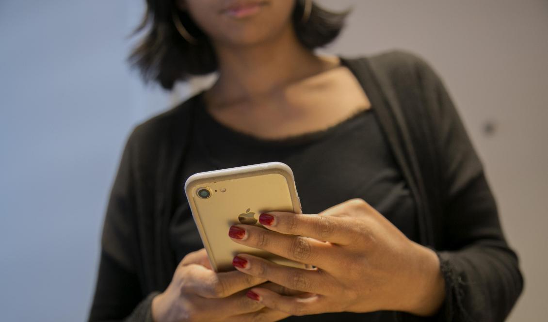 
Svenskarna använder mobiltelefoner i över tre timmar per dag. Foto: Hossein Salmanzadeh/TT-arkivbild                                                
