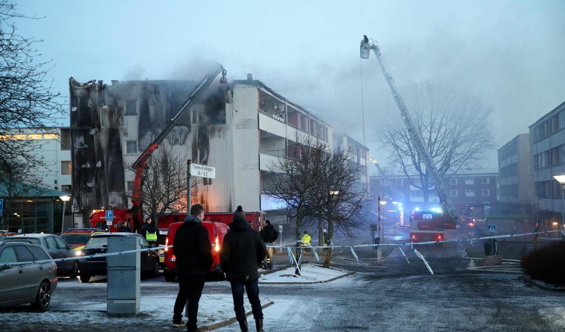 Den isolerande cellplasten brinner mellan plåten och betongväggarna, vilket försvårar släckningen. Foto: Adam Ihse/TT