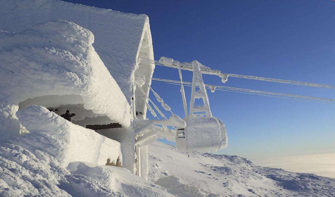 Det är rikligt med snö hela fjällkedjan inför påskhelgen. Fast inte riktigt så här – kabinbanan i Åre efter stormen i januari. Foto: Joakim Ståhl/SvD/TT-arkivbild