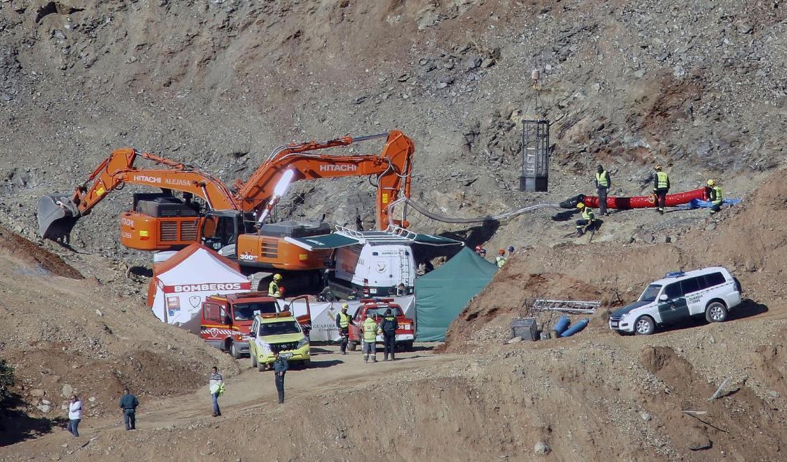 Borr- och grävexperter byggde ett schakt för att försöka nå den tvåårige pojken. Foto: Alex Zea/AP/TT