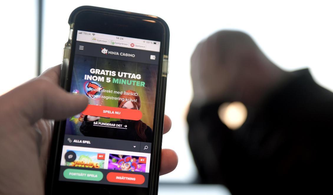 Fler svenskar än tidigare har så allvarliga spelproblem att det kan handla om ett spelberoende, enligt Folkhälsomyndigheten. Bilden är arrangerad. Foto: Janerik Henriksson/TT-arkivbild