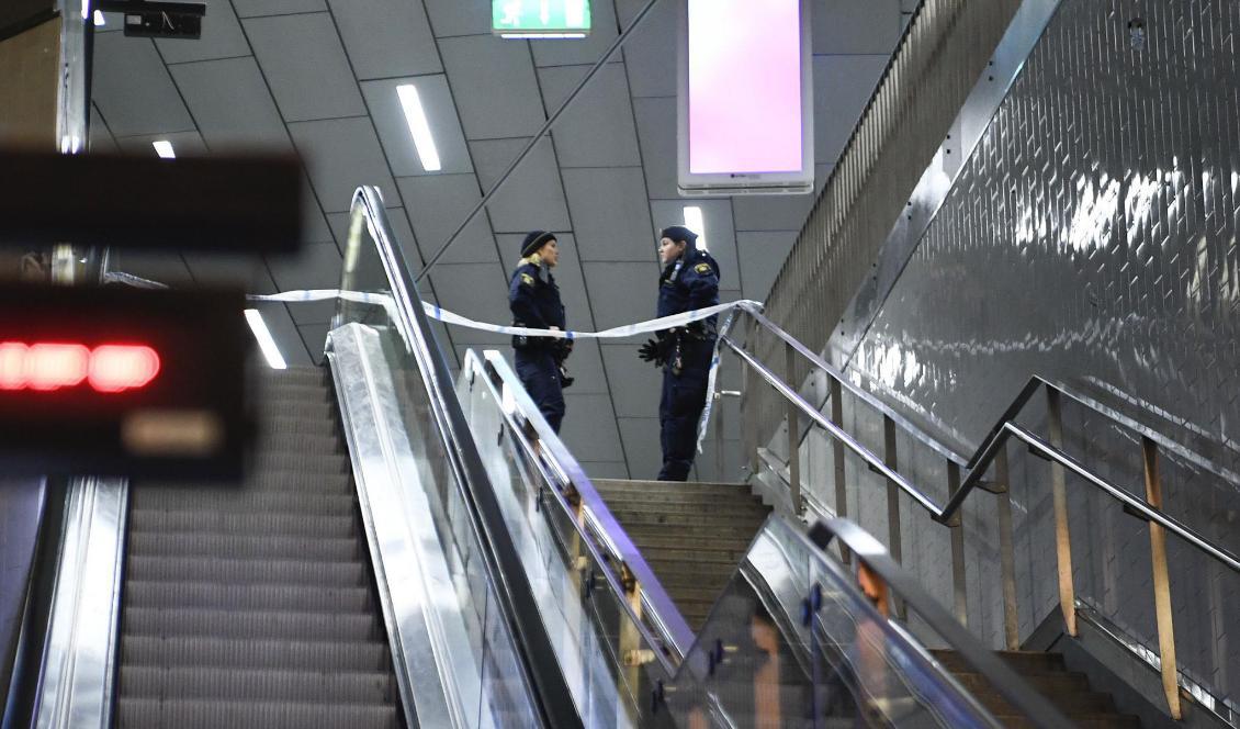 En man sköts ihjäl vid pendeltågsstationen i Älvsjö i södra Stockholm. Foto: Erik Simander/TT