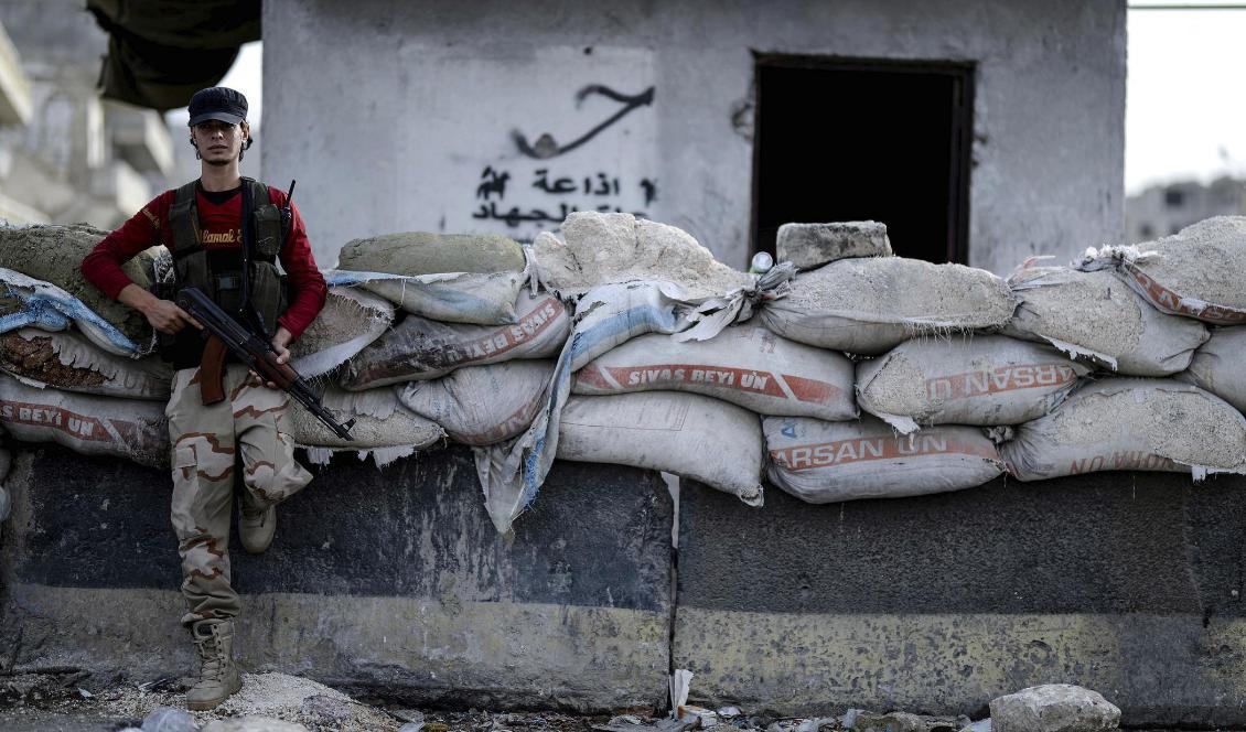 En rebell i staden Idlib i nordvästra Syrien. Foto: Ugur Can/DHA/AP/TT-arkivbild