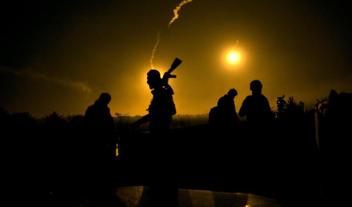 Eldväxlingarna har trappats upp mellan SDF-styrkor och IS-anhängare runt staden al-Baghuz i östra Syrien. Foto: Maya Alleruzzo/AP/TT