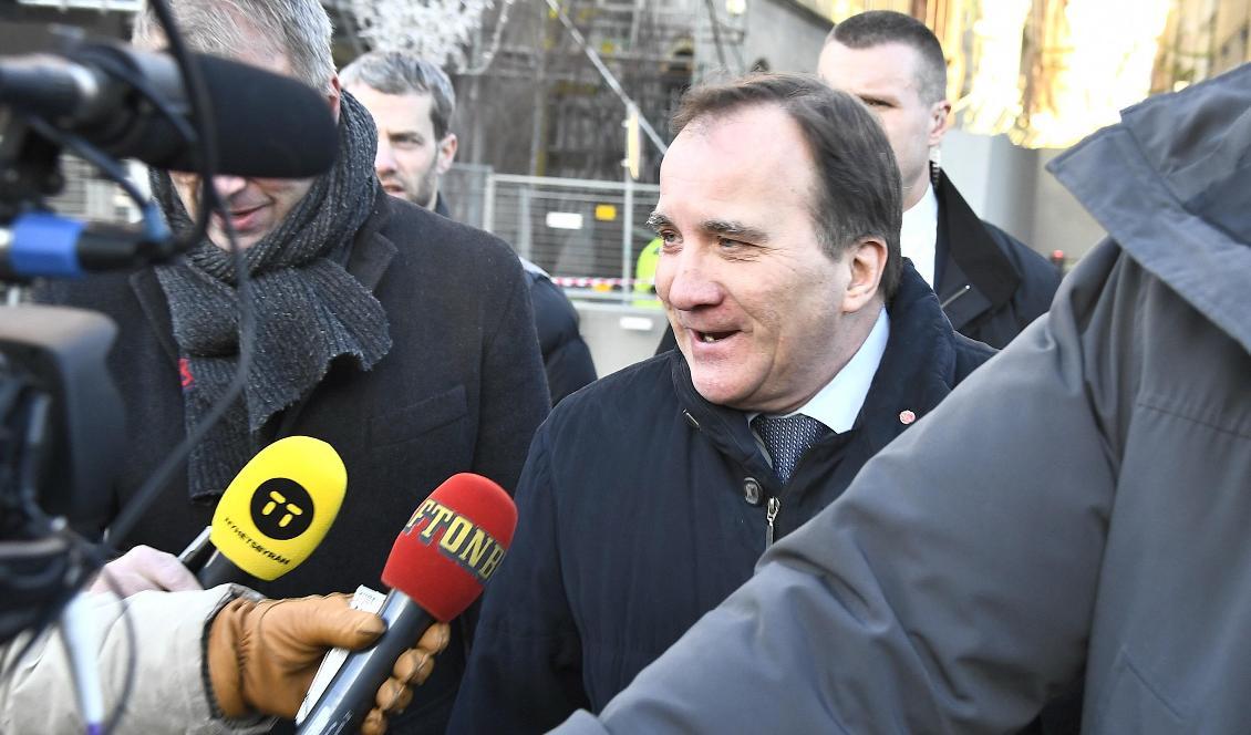 
Stefan Löfven (S) på väg till riksdagens talman för att återrapportera om hur arbetet med regeringsbildningen fortgår. Foto: Claudio Bresciani/TT                                                