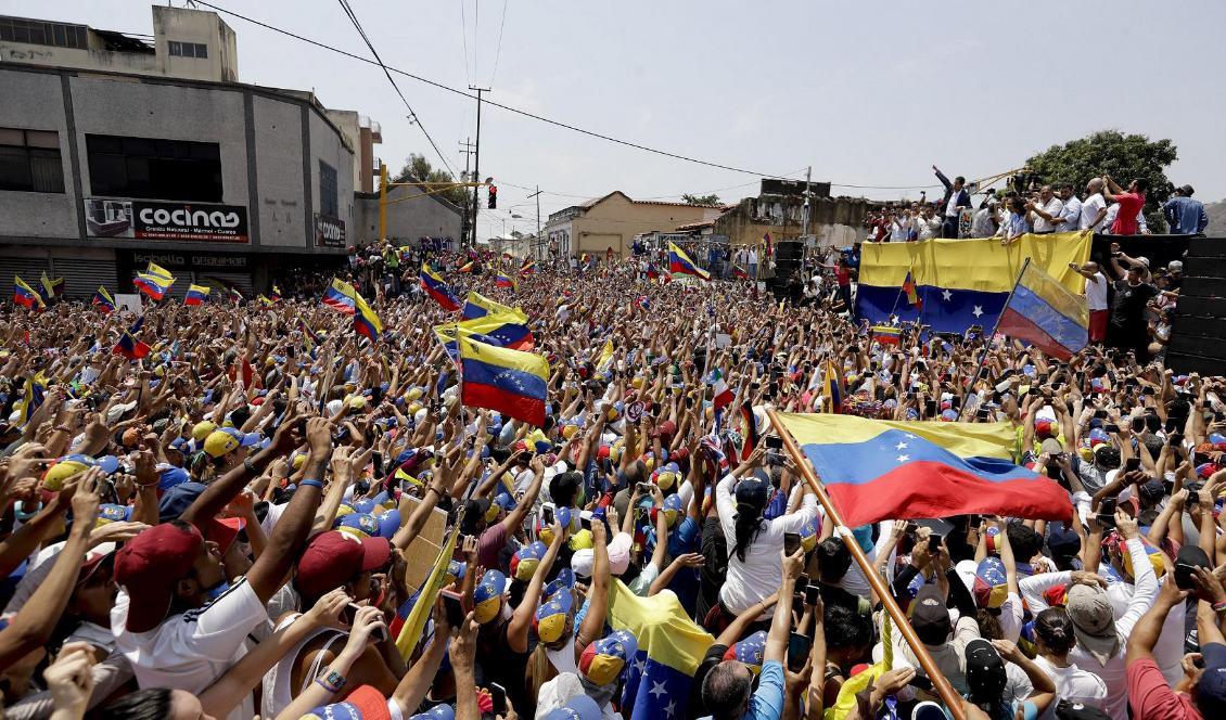 
Anhängare mötte upp Juan Guaidó (på ställningen till höger i bild) i staden Valencia på lördagen. Foto: Natacha Pisarenko/AP/TT                                                