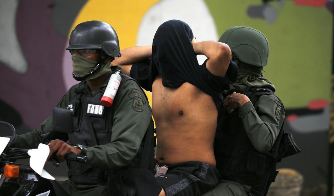 Över 850 personer har gripits i Venezuela den senaste veckan. Över 40 har dödats. Foto: Fernando Llano/AP/TT